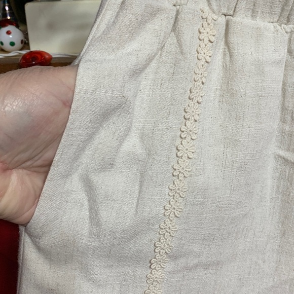 Size small Allie Rose Women's Cream Shorts with pockets - Picture 3 of 4